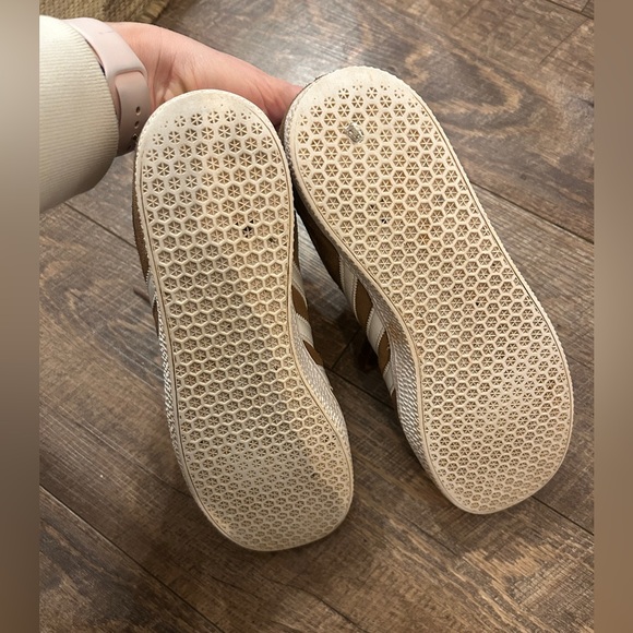 Adidas Big Kid Size 6 Gazelle Sneakers - Picture 5 of 6